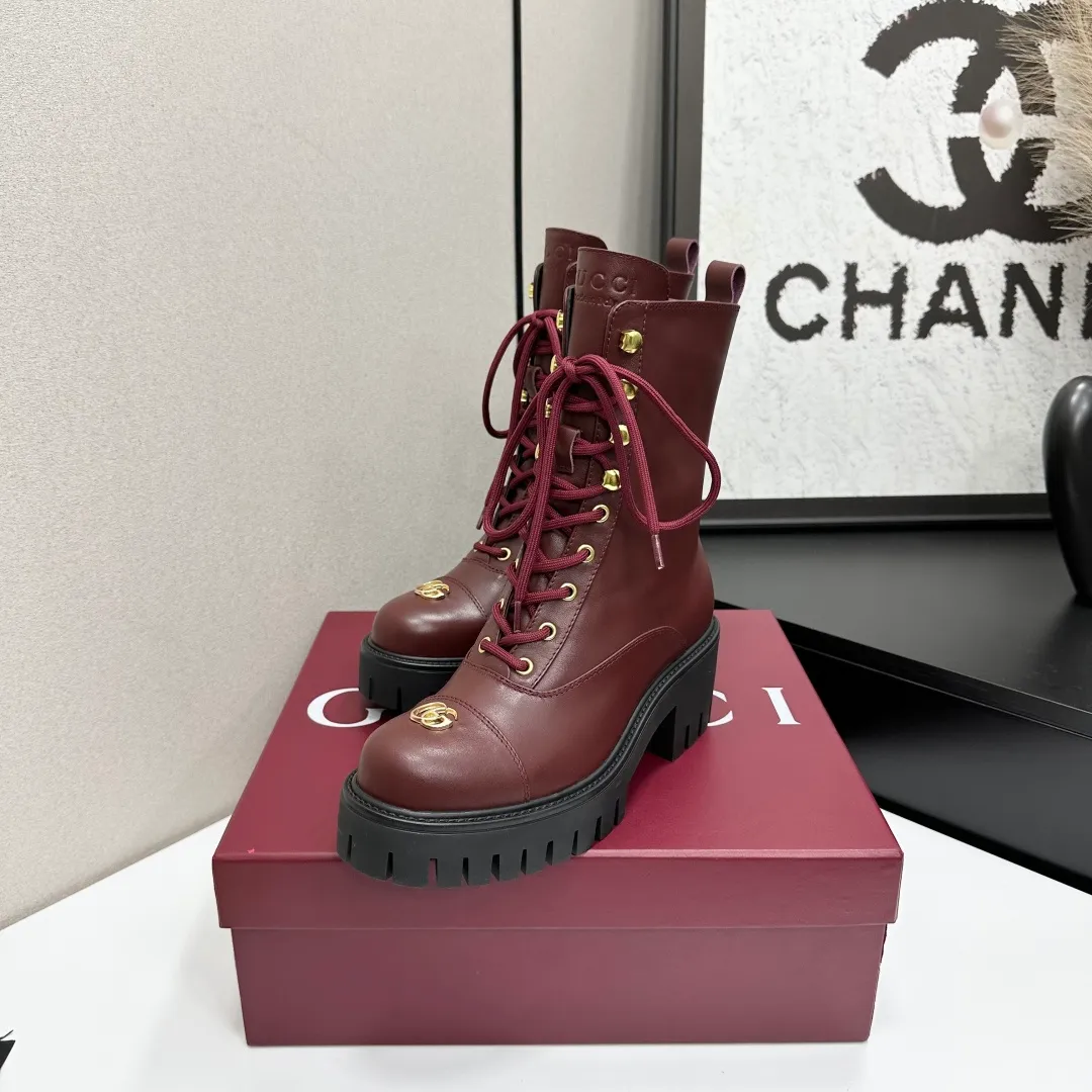 👟👟Ex-factory price 840👟👟 Highest version 2025 Gucci autumn and winter latest GUCCI mid-heel grooved thick-soled horsebit ankle Chelsea boots 🆙Purchase level high-end boutique goods🆙 This short boots is ingenious and combines the fashionable elements of boots and moccasins, with lightweight foam rubber groove soles , archive patterns continue to shine in Gucci’s new series, and the classic horsebit-shaped accessories highlight the brand’s equestrian heritage. It doubles the charm of the entire design and injects exquisite sophistication into daily shoes 😘 Fabric: Imported calfskin + embossed craftsmanship Inner/foot pads: Shuiqi cowhide Outsole: 1:1 mold rubber foam high toughness 4.5 cm thick sole Absolutely not heavy or rigid, nor will it collapse All materials and processes are consistent with the Y version Size: 35-42 standard code 404142 customized Heel height: 4.5CM Forefoot 2.5 cm Packaging: High-end packaging at the counter